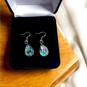 New shell pattern dangle earrings